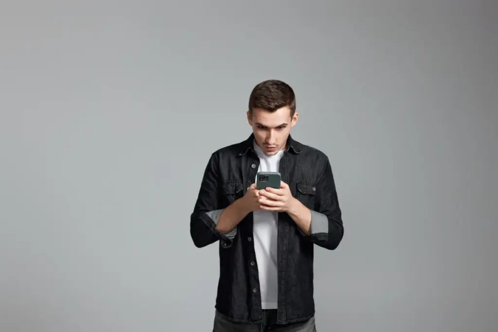 Homem usando celular