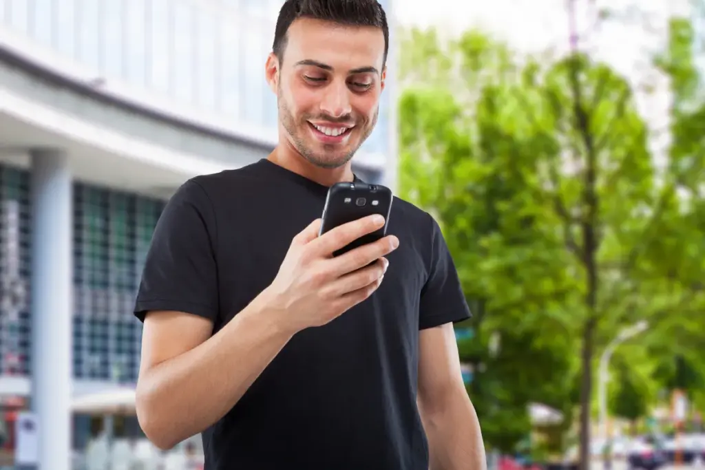 Homem usando celular