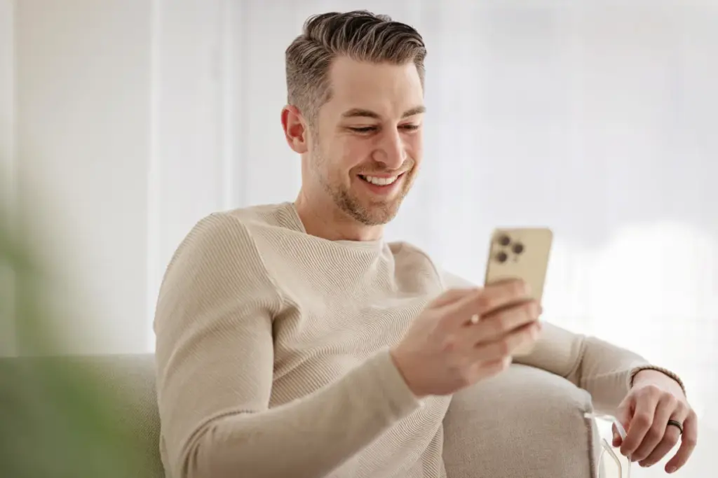 Homem usando o celular