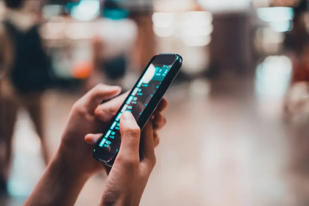 Homem usando o celular