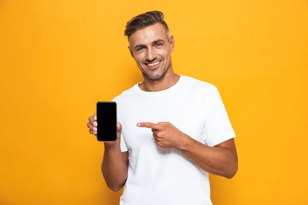 Homem usando celular