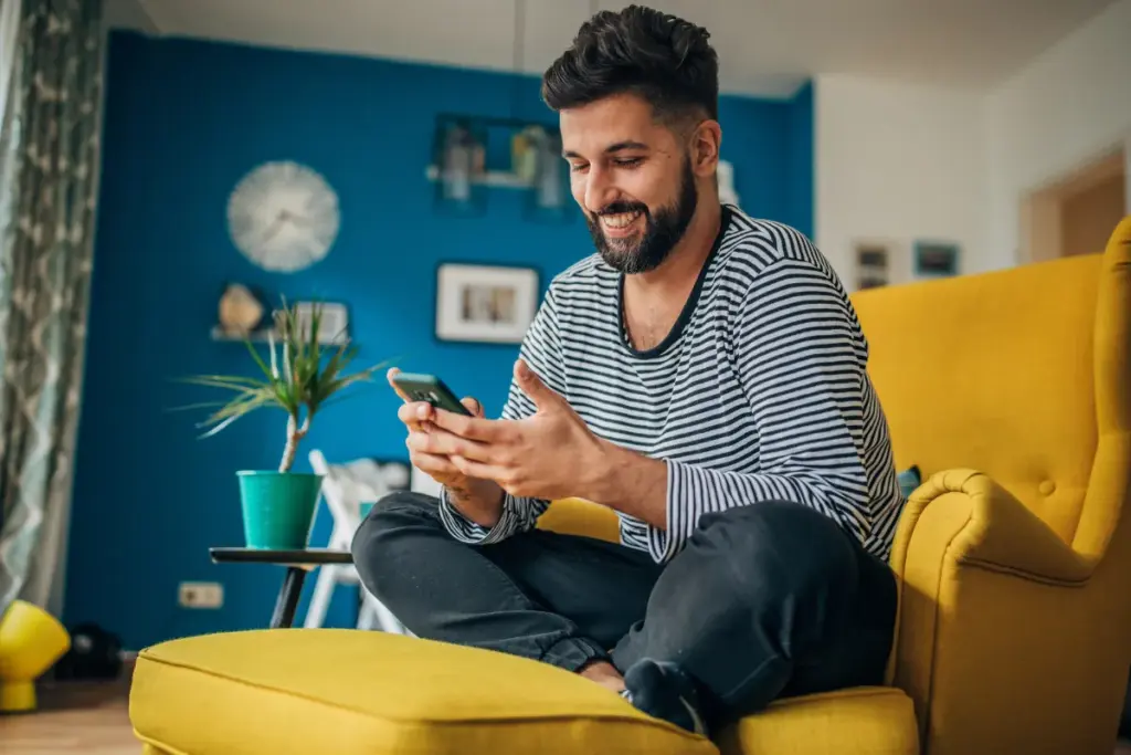 Homem usando celular